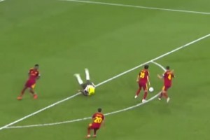 铁憨憨迟暮！卢卡库比赛中遭罗马中卫巴列尔迪钉板大帽