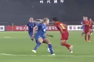 王霜这个进球厉害了！解说员：梅西未必处理的这么精彩
