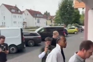 德天空：盖拉·杜埃已抵达勒沃库森进行体检，固定转会费3000万欧
